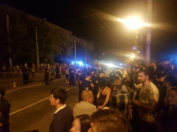 Самосуд над виновником ДТП. Харьковчане разбили окна в машине копов