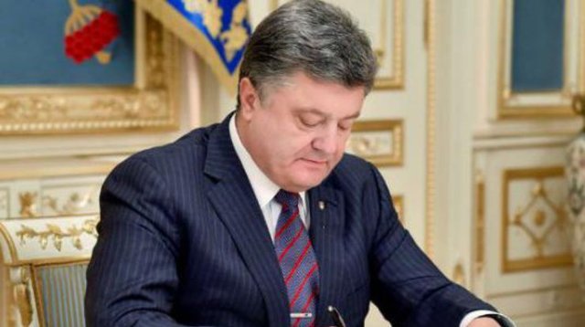 Порошенко звільнив скандального суддю, що погрожував пістолетом даішникам