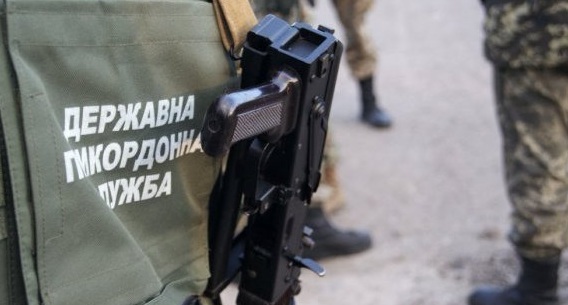 На Закарпатті невідомі намагались затягнути прикордонника в автівку