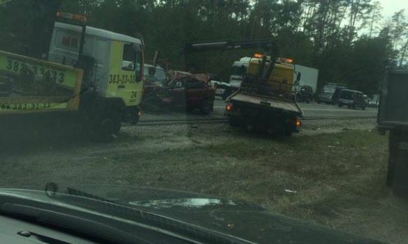 Из-за смертельного ДТП под Киевом образовалась массивная пробка