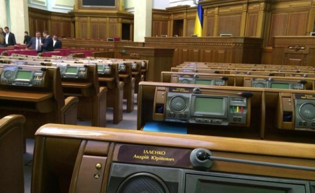 СМИ рассказали, кто из нардепов получил самую большую зарплату