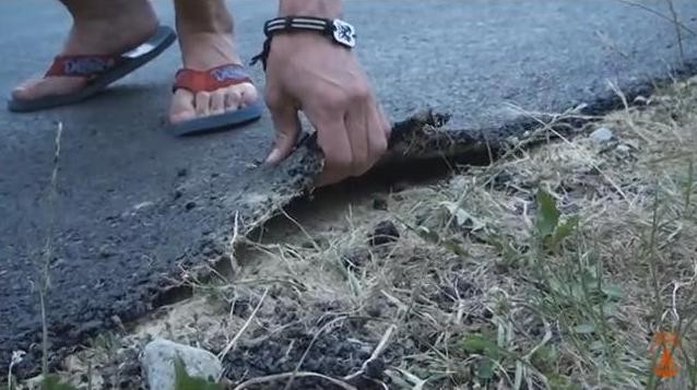 Сміх і гріх: на Буковині новий асфальт зривають голими руками…