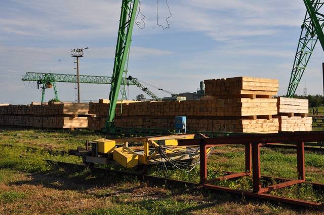 Львовские чиновники воровали деньги на закупках деревянных шпал