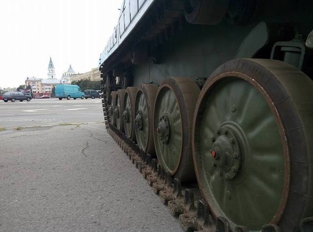 В центр Житомира пригнали тяжелую гусеничную технику