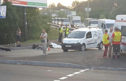В Киеве под колесами грузовика погиб молодой велосипедист