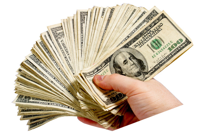 НБУ втрое сокращает лимит наличного расчета