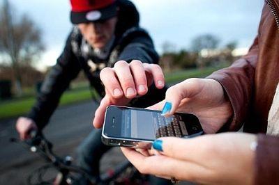 В Одессе пьяный полицейский ограбил прохожую, вырвав из рук мобильный телефон