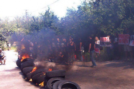 Активісти підпалили шини під будинком сім’ї Розенка