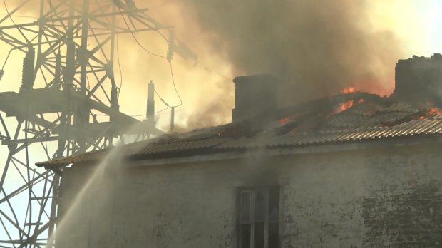 В Киеве горит дом под высоковольтными проводами