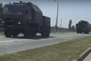 Очевидцы сняли видео передвижения российских войск в Крыму