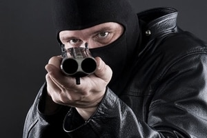 Угрожали обрезами: в Киеве бандиты ограбили школьников