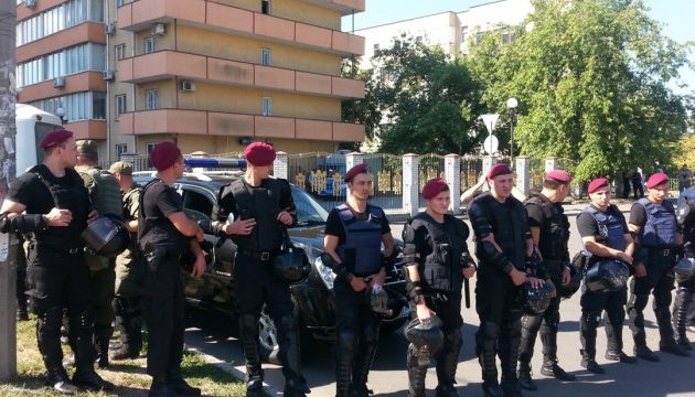 Дело "Торнадо": Оболонский суд окружили полицейские и Нацгвардия