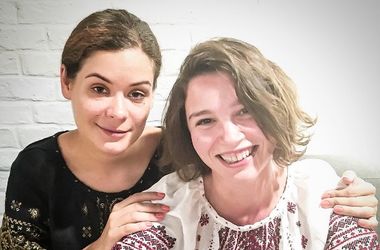 Дочери российских политиков погуляли по Киеву в украинских вышиванках