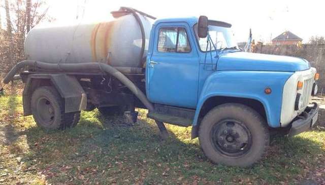 В Москве лопнула цистерна ассенизаторской машины, все вокруг залило нечистотами (ВИДЕО)