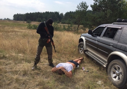 На Ровенщине поймали "кришевальников" незаконной добычи янтаря