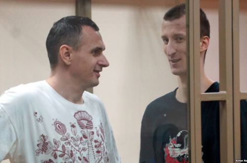 Кабмин одобрил расширенный санкционный список Сенцова-Кольченко