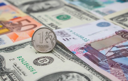 Bloomberg: На фоне повышения напряженности в Украине российский рубль ползет вниз