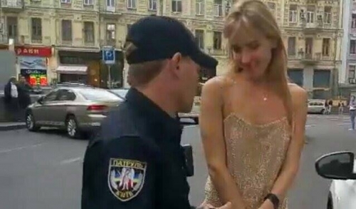 П’яна блондинка влаштувала концерт київським копам
