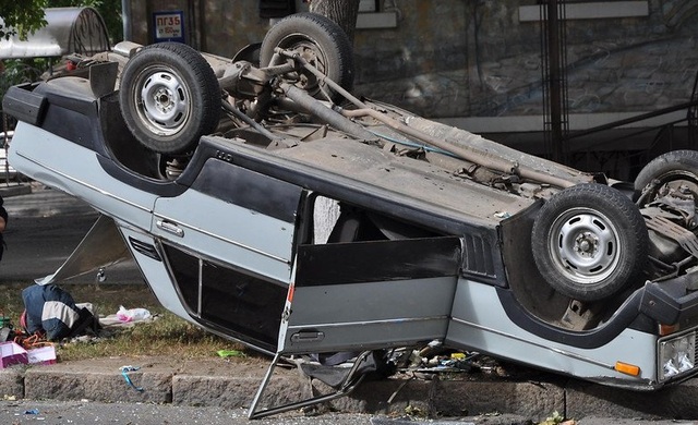 В Николаеве «Hyundai» перевернул на крышу «ВАЗ» с женихом и невестой