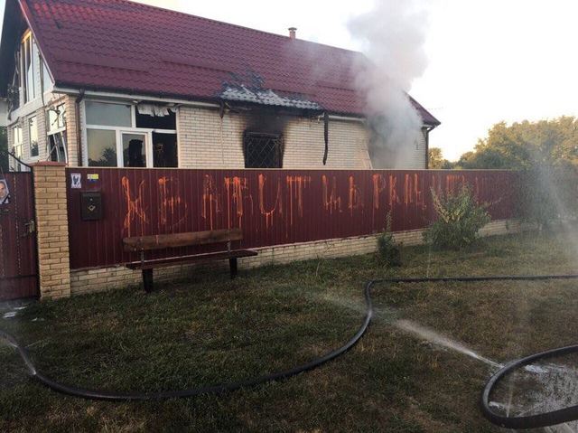 Адвокат "бриллиантового прокурора" Шапакина обвинил в поджоге своего дома сотрудников полиции