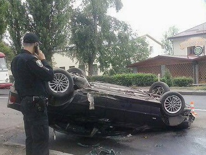 В Ровно патрульный перевернулся на чужом автомобиле: пострадали 5 человек