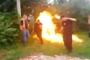 В Ужгороде мужчина бросил в полицейских "коктейль Молотова": видеофакт