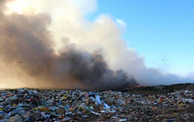 Под Тернополем горит свалка, площадь пожара постоянно увеличивается