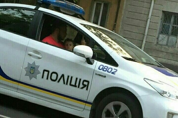 В Одессе женщина-полицейский показала средний палец прохожим из окна "Приуса"