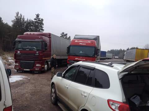 "Автомайдан" заблокировал десяток фур под Киевом