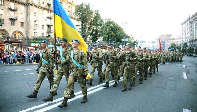 На репетиции парада в Киеве с военными маршировал мужчина в платье (ВИДЕО)