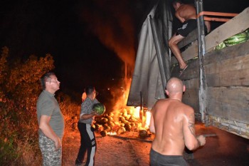Загоревшуюся фуру, тушили арбузами в Херсонской области (фото)