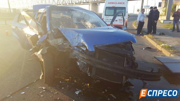 В Киеве такси врезалось в столб, погибла девушка-пассажир