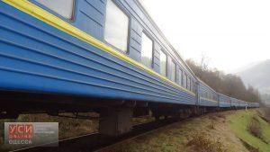 Пассажирский поезд Одесса-Киев чуть не слетел в кювет из-за вандалов