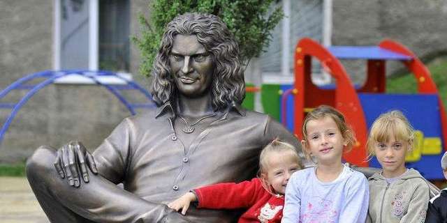 В Луцке установили новый памятник Андрею Кузьменко (ФОТО)