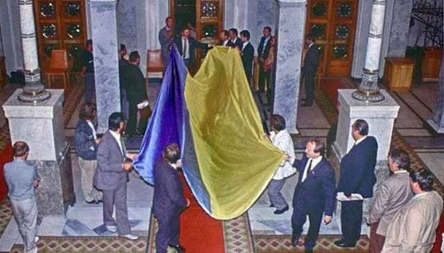 Обнародованы уникальные кадры внесения государственного флага в Верховную Раду в 1991 году (ВИДЕО)