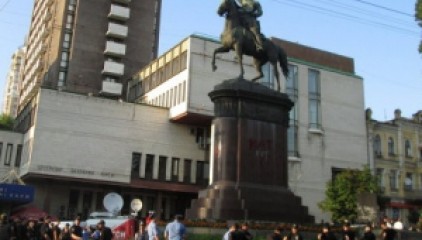Активисты передумали сносить памятник Щорсу