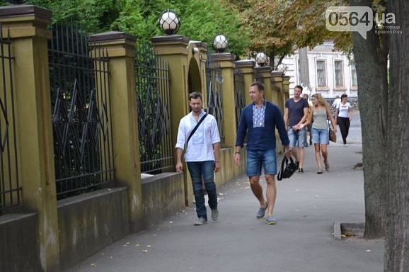 Впервые исторический проспект в Кривом Роге "улыбался" от вышиванок