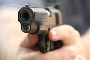 В Киеве вооруженные бандиты посреди улицы отобрали у водителя автомобиль