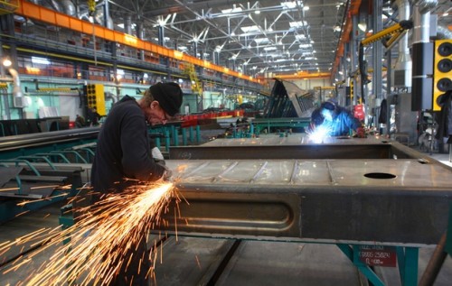 Боевики пилят и вывозят в РФ "Стахановский вагоностроительный завод" - разведка