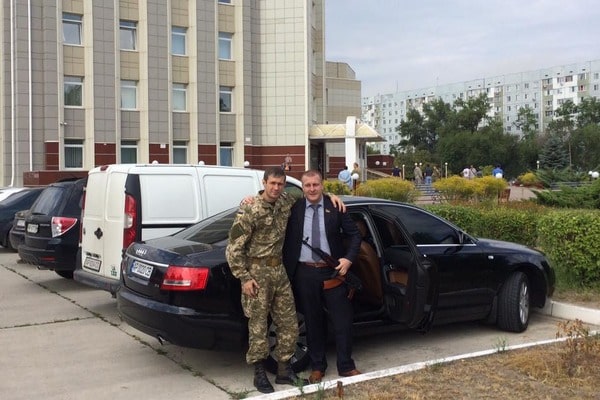 "Сепаратисти не пройдуть": Запорізький депутат приїхав у Енергодар із гвинтівкою