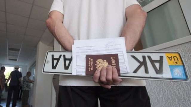 В оккупированном Крыму проверяют автомобили с украинскими номерами