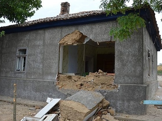 Как танком проехались: СМИ показали разгромленные дома ромов в Лощиновке