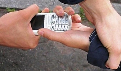 Патрульные силой отобрали телефон у мужчины, снимавшего их работу