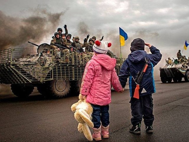 Постановочные военные фото показывают «пластиковую» войну, — военкорр