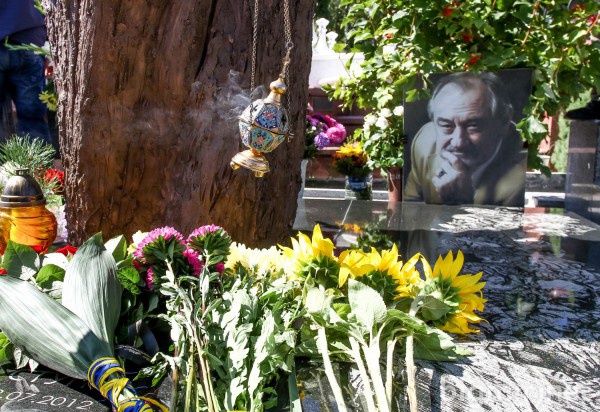 На могиле Богдана Ступки установили памятник