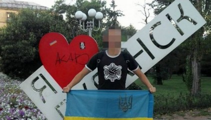 Еще один смельчак показал в центре Луганска смертельно опасный трюк с украинским флагом