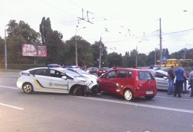 Пострадали дети: в Киеве произошло масштабное ДТП с участием патрульных