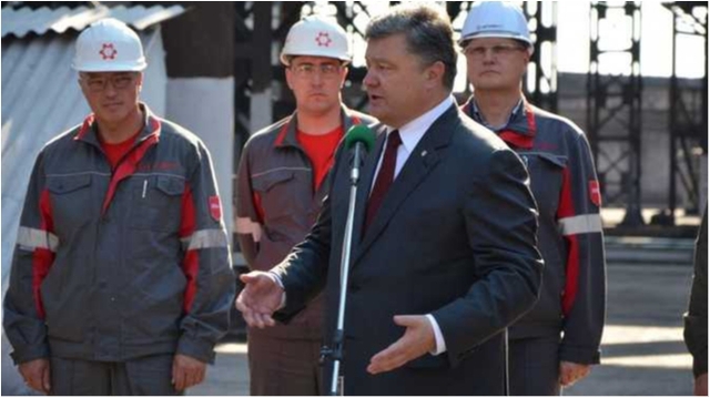 Работники завода Ахметова не ответили на “Слава Украине” от Порошенко