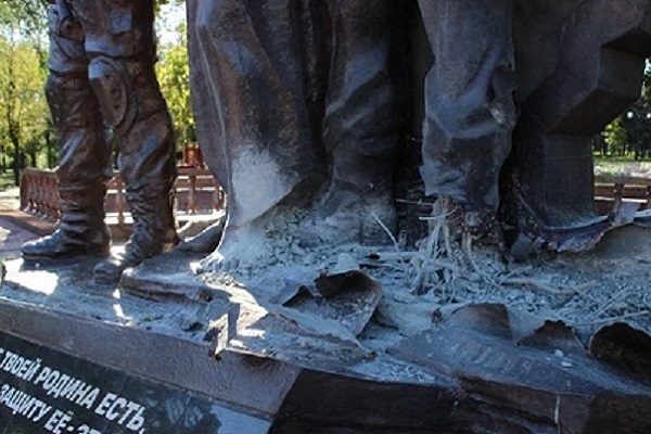 В Луганске ночью взорвали памятник погибшим боевикам