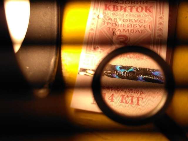 В киевском троллейбусе заметили фальшивые билеты на проезд